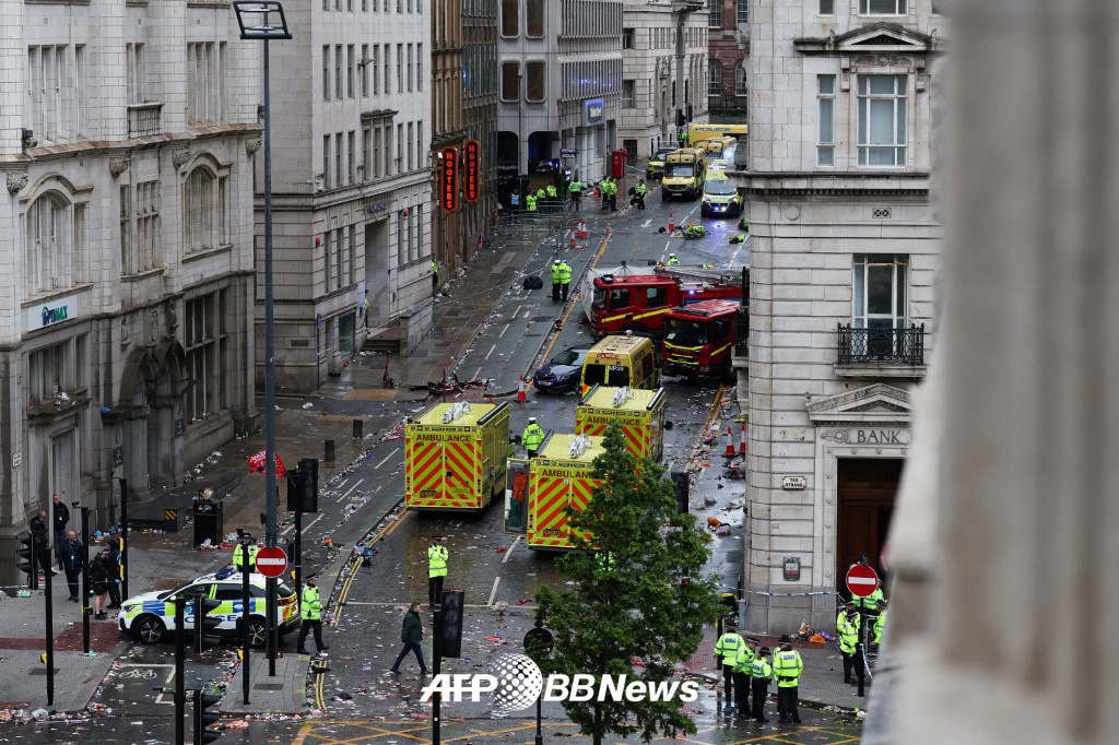 26일(현지시간) 영국 리버풀 워터 스트리트에서 진행된 리버풀FC의 2024~2025 잉글랜드 프리미어리그 우승 퍼레이드 도중 발생한 차량 돌진 사고 이후 현장을 수습하고 있는 현지 경찰과 소방 관계자들. /AFPBBNews=뉴스1