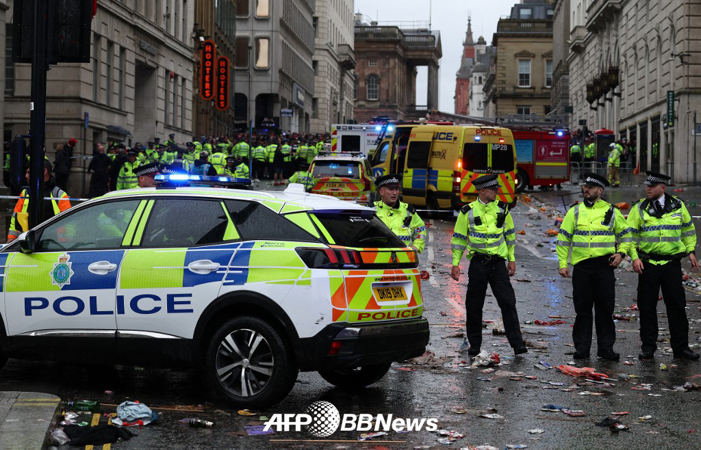 26일(현지시간) 영국 리버풀 워터 스트리트에서 진행된 리버풀FC의 2024~2025 잉글랜드 프리미어리그 우승 퍼레이드 도중 발생한 차량 돌진 사고 이후 현장을 통제하고 있는 리버풀 경찰. /AFPBBNews=뉴스1