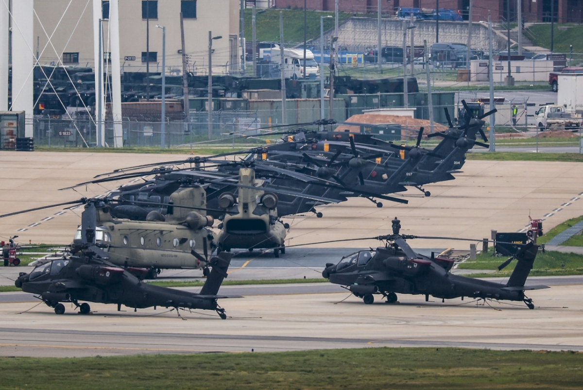 [평택=뉴시스] 정병혁 기자 = 23일 경기 평택시 캠프 험프리스에 주한미군 아파치 헬기와 시누크 헬기가 세워져 있다. 2025.05.23.
