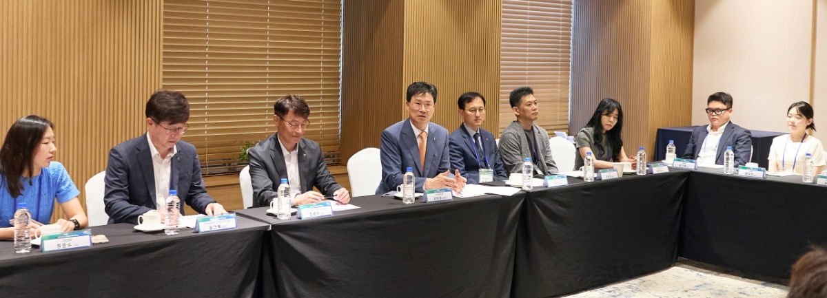 강태영 농협은행장(왼쪽 네번째)이 스타트업 대표들과 간담회를 하고있다./사진=NH농협