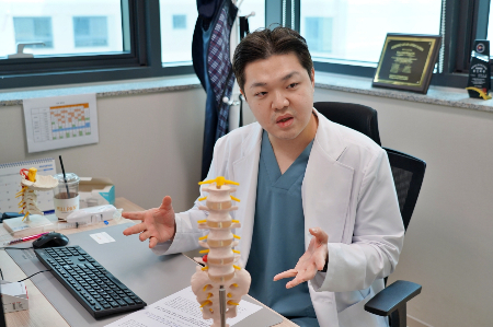 서울세계로병원 척추센터 변찬웅 원장이 서울 송파구에 위치한 자신의 진료실에서 파도타기 척수병증에 대해 설명하고 있다./사진=서울세계로병원