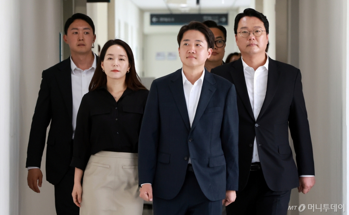 (성남=뉴스1) 김진환 기자 = 이준석 개혁신당 대통령 후보와 천하람 상임선거대책위원장, 이주영 공동선대위원장이 21일 오후 경기 성남시 성남의료원에서 한호성 병원장과의 면담을 위해 이동하고 있다. 2025.5.21/뉴스1  Copyright © 뉴스1. All rights reserved. 무단 전재 및 재배포,  AI학습 이용 금지. /사진=(성남=뉴스1) 김진환 기자