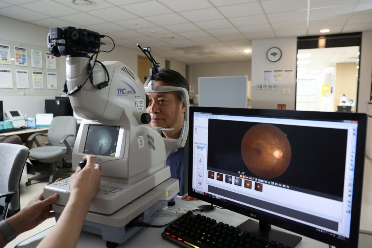 당뇨병성 백내장을 앓는 환자는 수술 전 검사를 통해 다른 안질환 발병 여부를 확인하는 게 중요하다. /사진=김안과병원