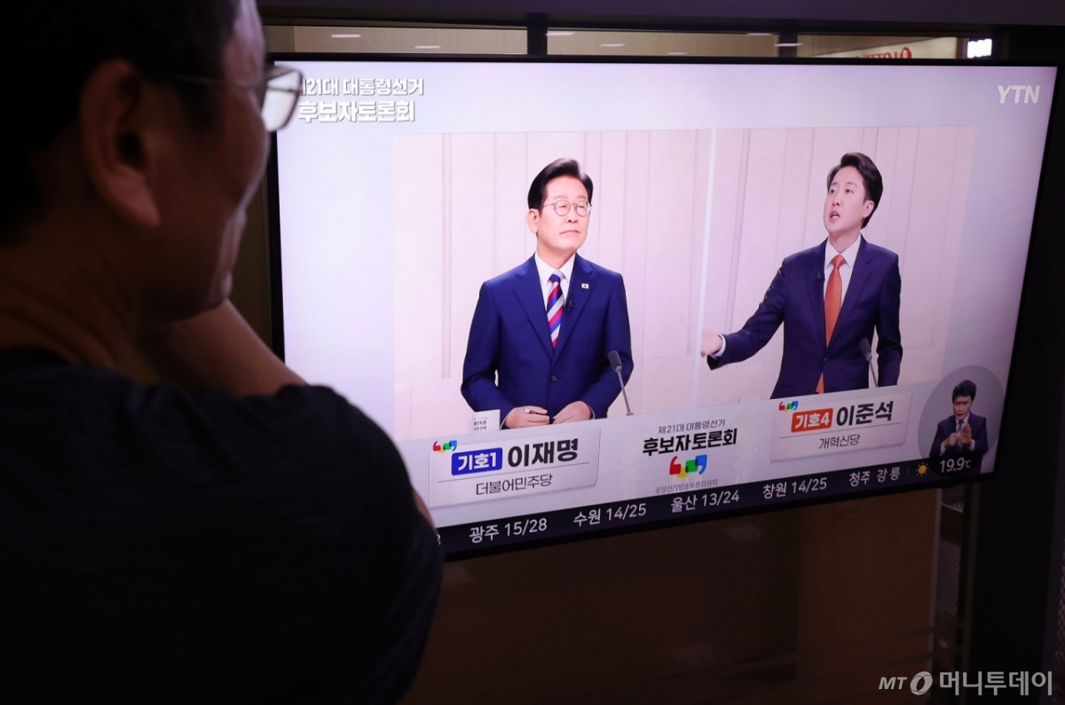 [서울=뉴시스] 홍효식 기자 = 27일 오후 서울역 대합실에서 한 시민이 중앙선거방송토론위원회 주관 제21대 대통령선거 3차 후보자 토론회를 시청하고 있다. 2025.05.27. yesphoto@newsis.com /사진=홍효식