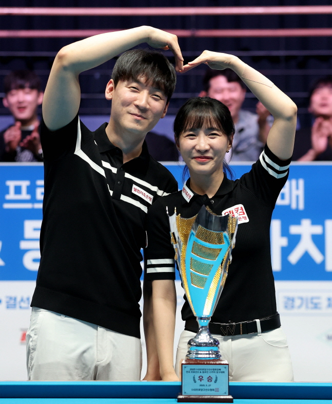 최혜미(오른쪽)와 남윤형이 프로당구선수협회장배 전국 프로선수&동호인 스카치 당구대회에서 우승을 차지한 뒤 트로피를 앞에 두고 포즈를 취하고 있다. /사진=PBA 투어 제공