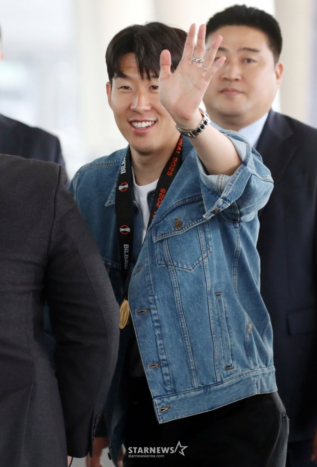 토트넘 홋스퍼 손흥민이 프리미어리그 일정을 마치고 27일 오후 인천국제공항을 통해 입국하고 있다. /사진=임성균 기자