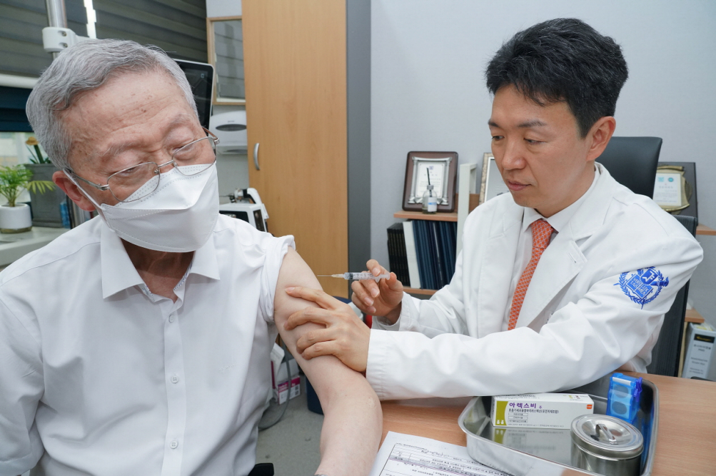 한국GSK가 자사 호흡기세포융합바이러스(RSV) 백신 '아렉스비'의 접종을 시작했다고 29일 밝혔다. 이에 따라 6월 초부터 전국 병·의원에서 아렉스비 접종이 가능해졌다. /사진제공=한국GSK