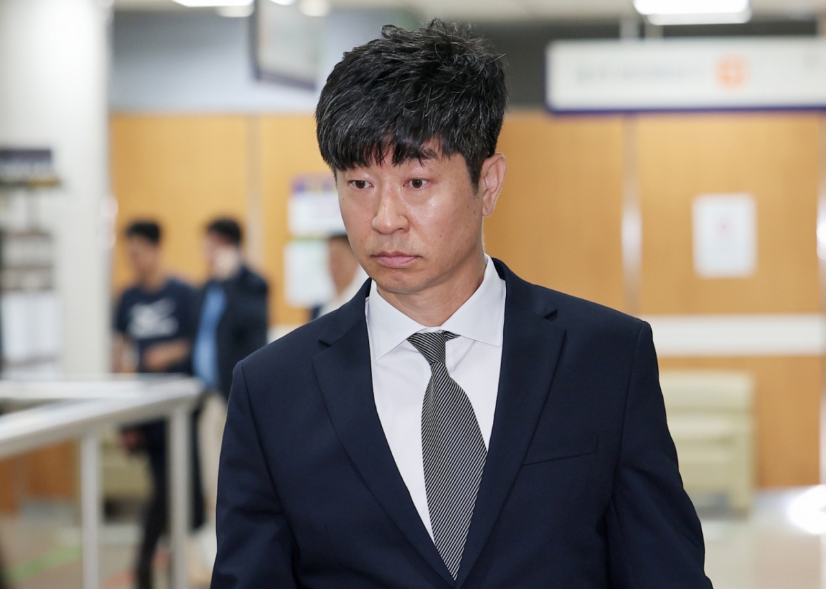 후원 업체로부터 뒷돈을 받은 혐의를 받는 프로야구 KIA 타이거즈 김종국 전 감독이 29일 서울 서초구 서초동 서울중앙지방법원에서 열린 배임수재등 선고 공판에 출석하고 있다. /사진=뉴스1