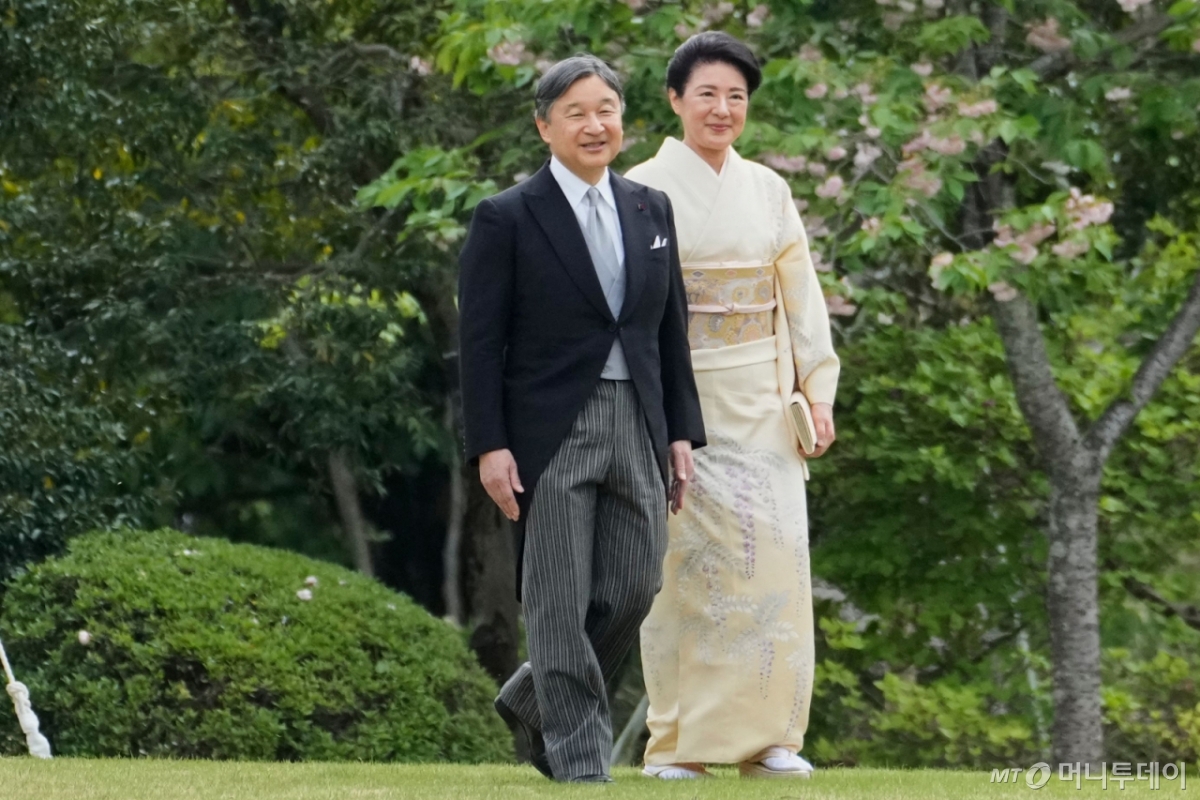 (도쿄 AFP=뉴스1) 우동명 기자 = 나루히토 일왕과 마사코 왕비가 22일 (현지시간) 도쿄 아카사카 왕실 정원에서 열린 봄 가든 파티에 도착을 하고 있다. 2025.04.23  ⓒ AFP=뉴스1  Copyright © 뉴스1. All rights reserved. 무단 전재 및 재배포,  AI학습 이용 금지. /사진=(도쿄 AFP=뉴스1) 우동명 기자