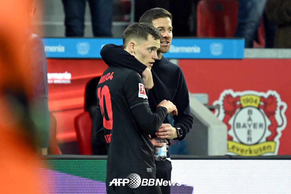 바이엘 레버쿠젠 시절 사비 알론소(오른쪽) 감독과 플로리안 비르츠. /AFPBBNews=뉴스1