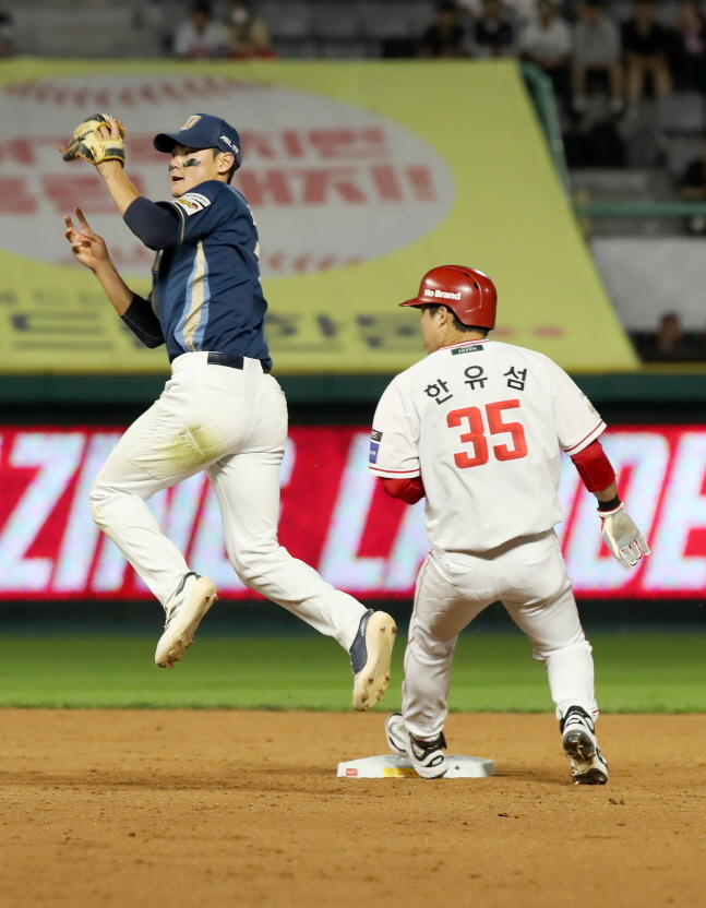 5회 한유섬(오른쪽)의 2루 도루 때 포수의 송구를 받아 홈으로 공을 뿌릴 준비를 하고 있는 김주원. /사진=SSG 랜더스 제공