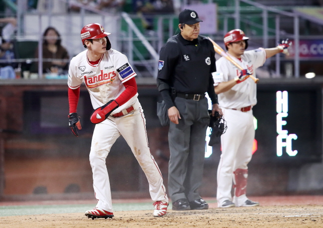 오태곤(왼쪽)이 5회 결정적 득점을 한 뒤 더그아웃으로 향하고 있다. /사진=SSG 랜더스 제공