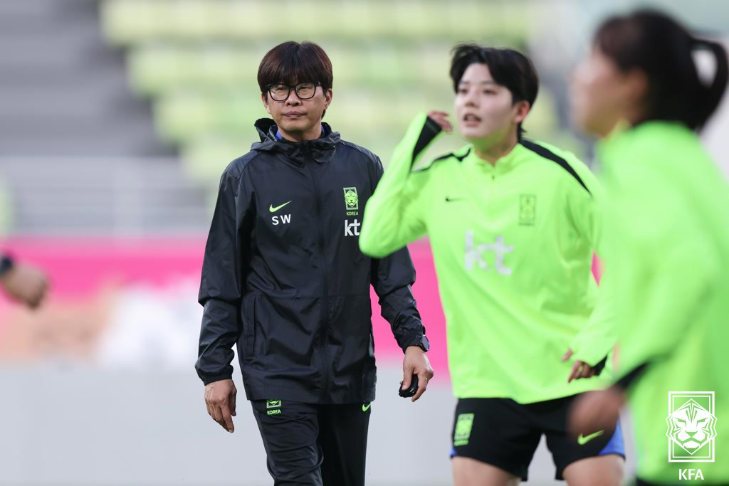 29일 인천 남동아시아드럭비경기장에서 콜롬비아전 대비 훈련 중인 선수들을 지켜보고 있는 신상우 여자축구대표팀 감독. /사진=대한축구협회 제공