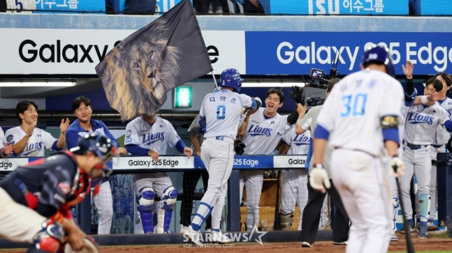 삼성 르윈 디아즈가 27일 대구 롯데전에서 7회말 2점 홈런을 터트린 뒤 사자 깃발을 들고 있다. /사진=강영조 선임기자