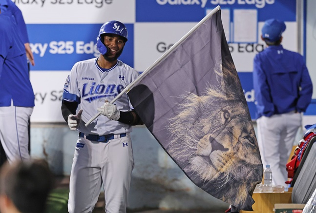 삼성 르윈 디아즈가 27일 대구 롯데전에서 7회말 2점 홈런을 터트린 뒤 사자 깃발을 들고 있다. /사진=삼성 라이온즈 제공