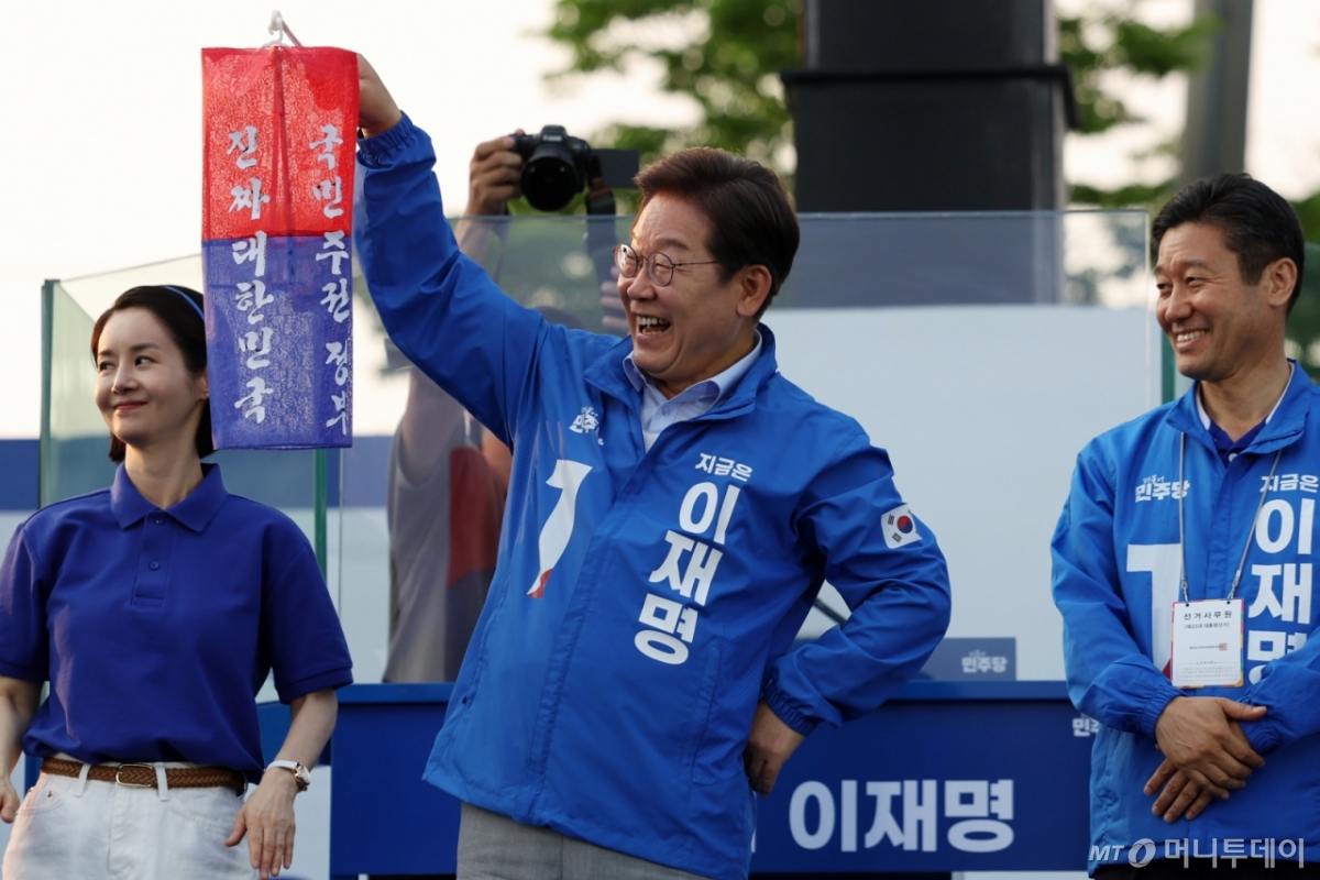 [충주=뉴시스] 조성우 기자 = 이재명 더불어민주당 대선후보가 30일 오후 충북 충주시 충주체육관 시계탑광장에서 열린 유세에서 청사초롱을 들고 시민들에게 인사하고 있다. 2025.05.30. xconfind@newsis.com /사진=조성우