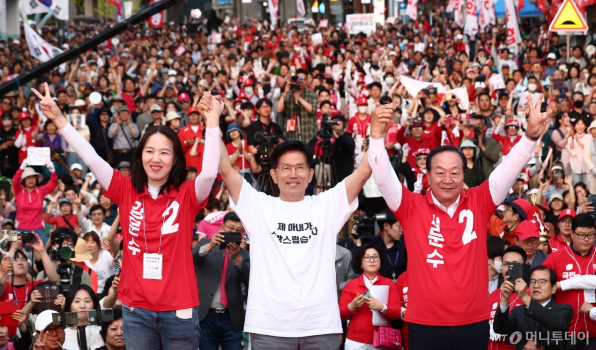 [춘천=뉴시스] 고승민 기자 = 김문수 국민의힘 대선 후보가 30일 강원 춘천시청 앞에서 유세를 하고 있다. (공동취재) 2025.05.30. photo@newsis.com /사진=고승민