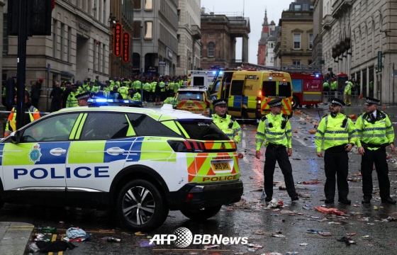 26일(현지시간) 영국 리버풀 워터 스트리트에서 진행된 리버풀FC의 2024~2025 잉글랜드 프리미어리그 우승 퍼레이드 도중 발생한 차량 돌진 사고 이후 현장을 통제하고 있는 경찰. /AFPBBNews=뉴스1