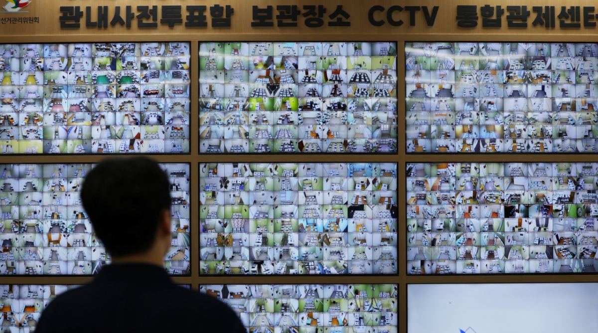 (과천=뉴스1) 오대일 기자 = 제21대 대통령선거 사전투표 둘째 날인 30일 오전 경기도 과천 중앙선거관리위원회 선거종합상황실에서 관계자들이 관내사전투표함 보관장소 CCTV를 모니터링하고 있다. 2025.5.30/뉴스1 Copyright © 뉴스1. All rights reserved. 무단 전재 및 재배포, AI학습 이용 금지. /사진=(과천=뉴스1) 오대일 기자