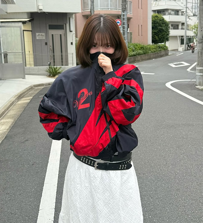 빨간색 숫자 2가 적힌 검은색 점퍼를 입어 정치색 논란에 휩싸인 에스파 카리나 /사진=카리나 인스타그램