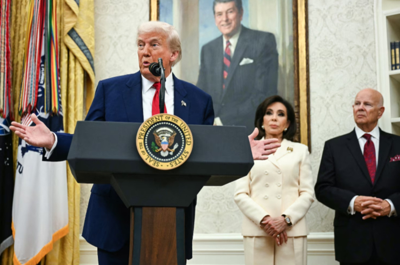 도널드 트럼프 미국 대통령이 28일(현지시간) 워싱턴 백악관 집무실에서 컬럼비아 특별구 임시 검사인 제닌 피로의 취임을 안내한 뒤 기자들의 질문을 받고 있다./AFPBBNews=뉴스1