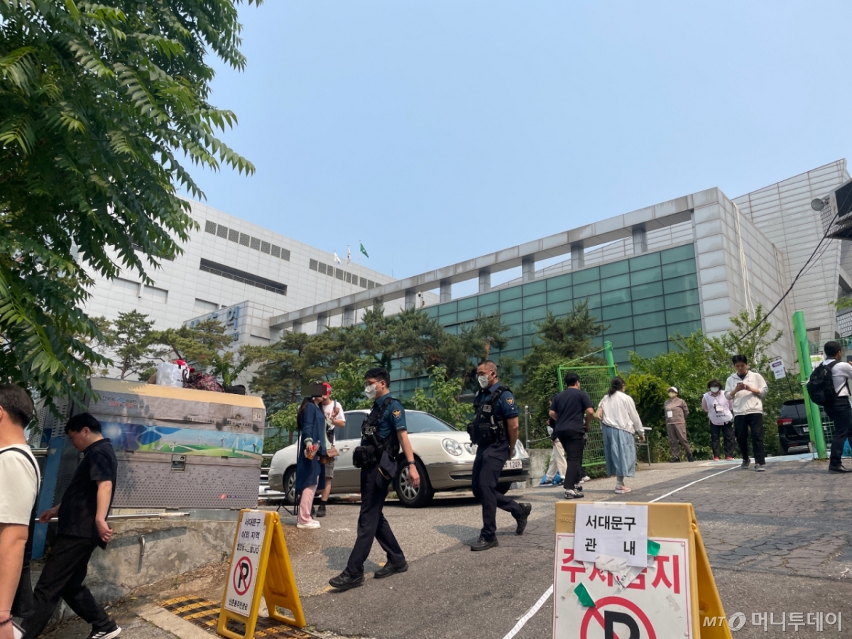30일 오전 서울 서대문구 신촌동 사전투표소에 보수유튜버들이 몰려 소란을 벌이자 경찰이 출동했다. /사진= 이지현 기자.