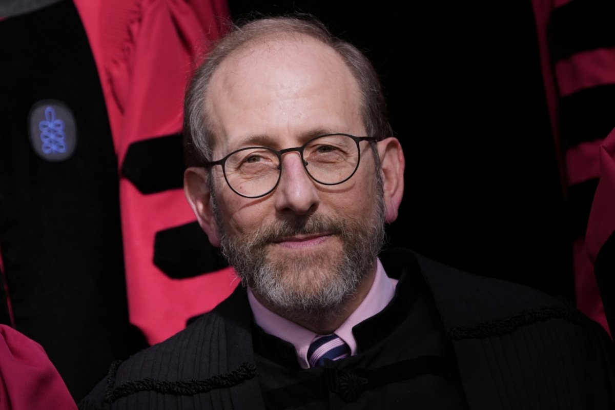 앨런 가버 하버드대 총장이 29일(현지 시간) 미 매사추세츠주 케임브리지에서 열린 하버드대학교 졸업식에 앞서 기념 촬영을 하고 있다. 가버 총장은 “전 세계에서 온 학생들을 당연히 그래야 하는 모습으로 환영한다”라고 말해 군중으로부터 박수갈채를 받았다./AP=뉴시스