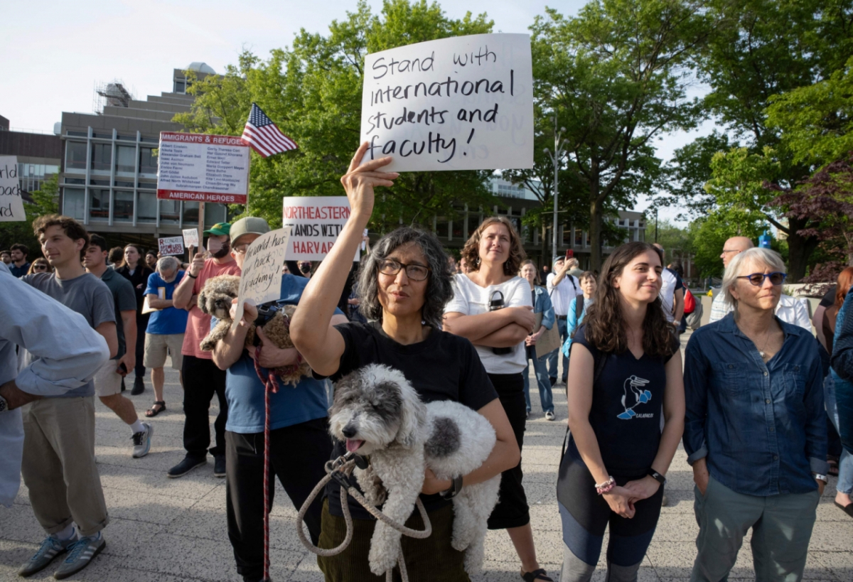 27일(현지시간) 미국 매사추세츠주(州) 보스턴에 있는 하버드 대학교 캠퍼스에서 유학생을 지지하는 집회가 열렸다. 한 집회 참여자가 '국제 유학생과 교수진과 함께한다'는 플래카드를 들고 있는 모습./AFPBBNews=뉴스1