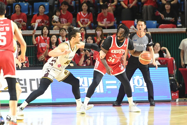 아셈 마레이(왼쪽)와 자밀 워니. /사진=KBL 제공