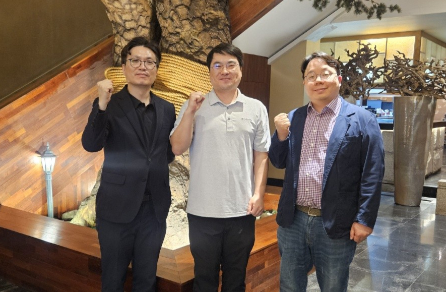 (사진 맨 왼쪽부터) 맹한주 가천대학교 약학대 교수와 이준희 뉴로비비 대표, 김영수 연세대 약학대학 교수가 산학연 콜라보 R&D 컨소시엄 결성을 기념, 사진 촬영 중이다./사진제공=뉴로비비