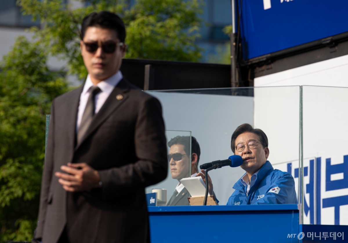 이재명 더불어민주당 대통령 후보가 30일 오후 강원 원주시 반곡동 원주행복마당에서 시민들에게 지지를 호소하고 있다. 2025.5.30/사진=뉴스1 /사진=(원주=뉴스1) 이재명 기자