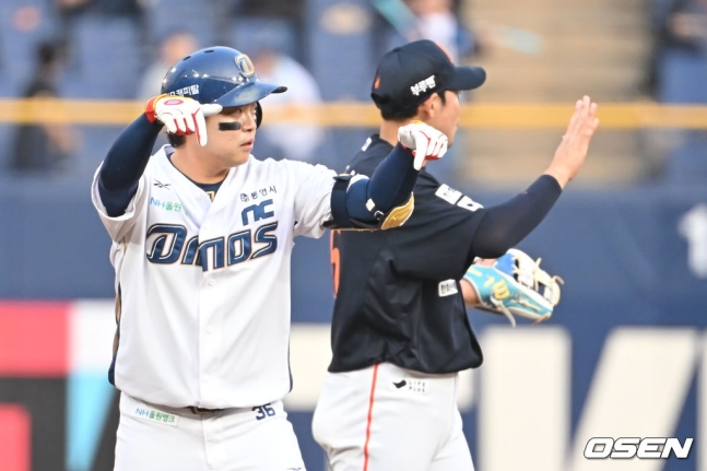 NC 권희동(왼쪽)이 30일 창원 한화전에서 1회말 2루타를 치고 출루했다.