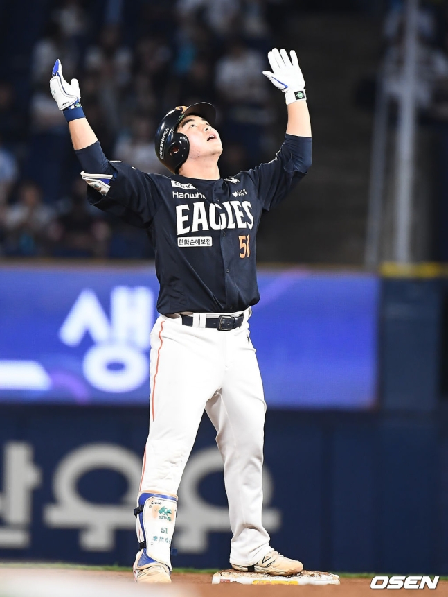 한화 문현빈이 30일 창원 NC전에서 7회 2타점 2루타를 친 뒤 세리머니를 하고 있다.