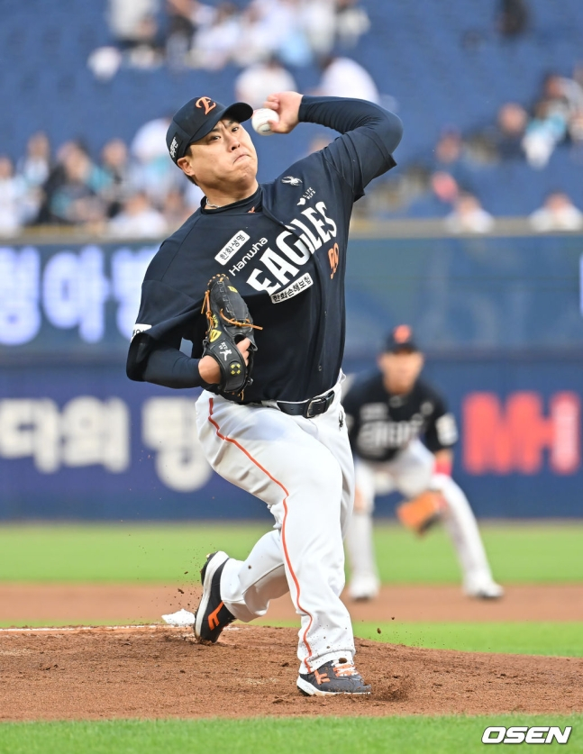 한화 류현진이 30일 창원 NC전에서 호투하고 있다.