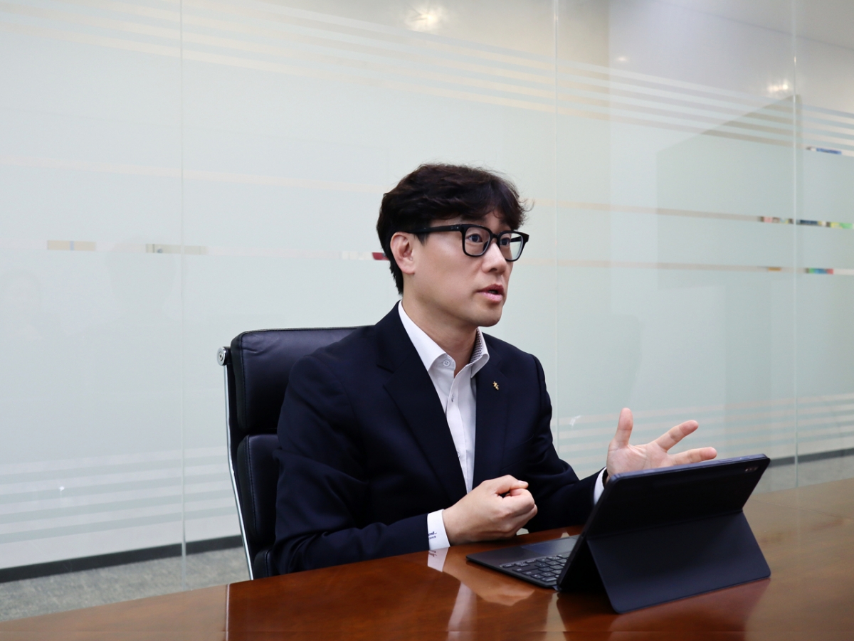 육동휘 KB자산운용 연금WM본부 본부장이 서울 영등포구 국제금융로 KB자산운용에서 머니투데이와 인터뷰를 진행 중이다./사진=KB자산운용