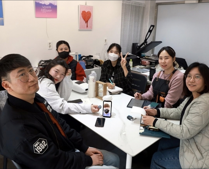 ▲충주시 청년몰 자치 운영위원회의 회의 모습. 입점 대표들이 스스로 대표와 운영진을 선출하고 규칙과 운영 방안을 결정한다, /사진제공=충주시 청년몰