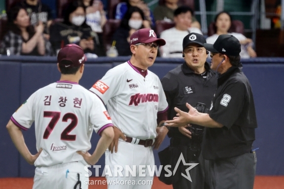 키움 홍원기(왼쪽에서 두 번째) 감독이 5월 20일 고척스카이돔에서 열린 2025KBO리그 키움히어로즈와 삼성라이온즈의 경기 9회초 김영웅의 홈런에 대해 심판에게 어필하고 있다. /사진=강영조 선임기자
