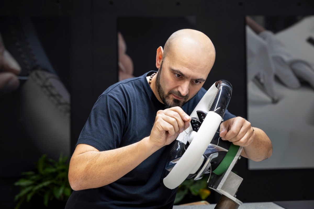 마누팍투어 스튜디오에서 작업하는 작업자들의 모습/사진= 메르세데스-벤츠 제공