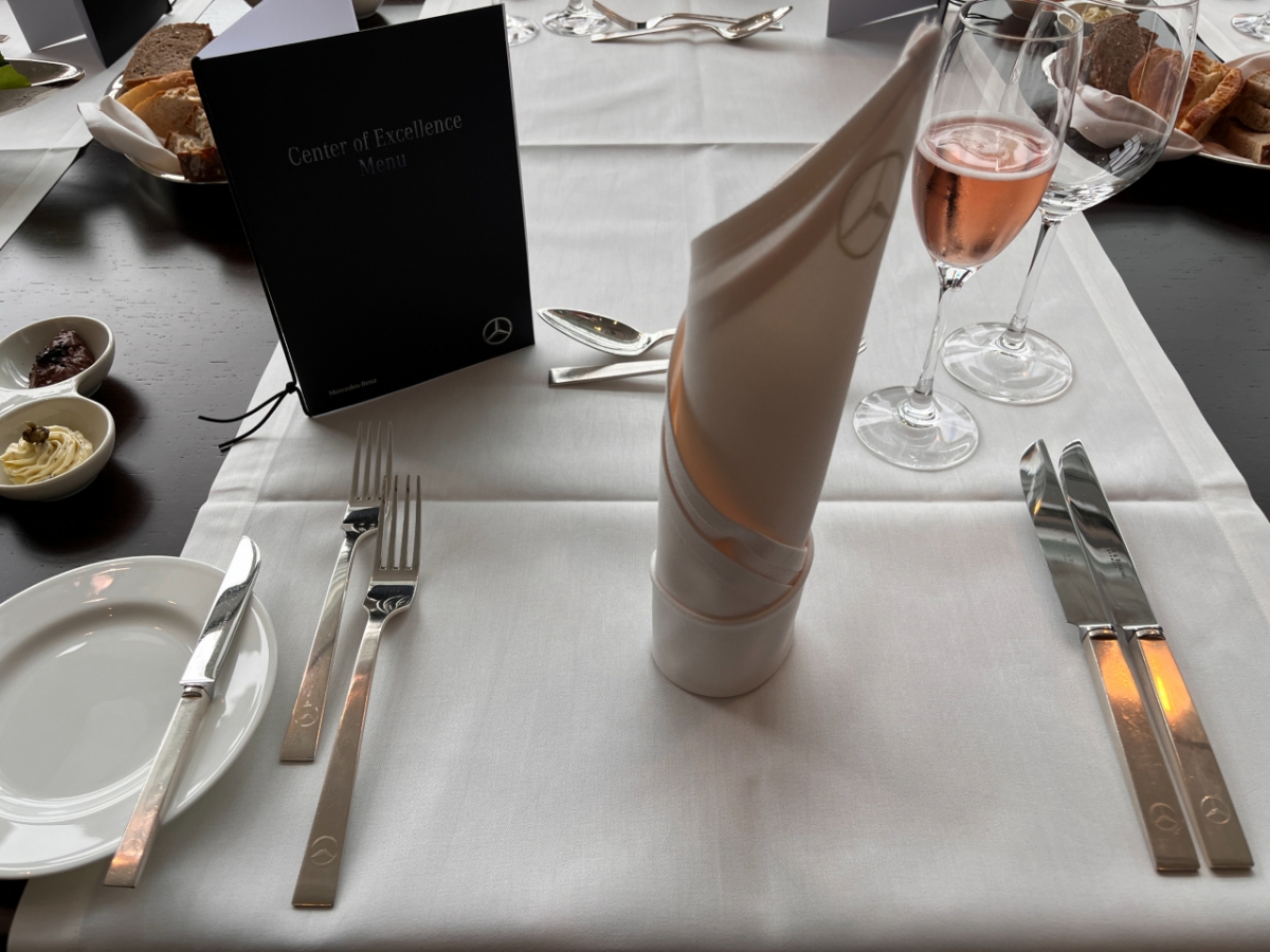 메르세데스-벤츠 'Center of Excellence'에서 제공하는 만찬의 모습/사진= 임찬영 기자