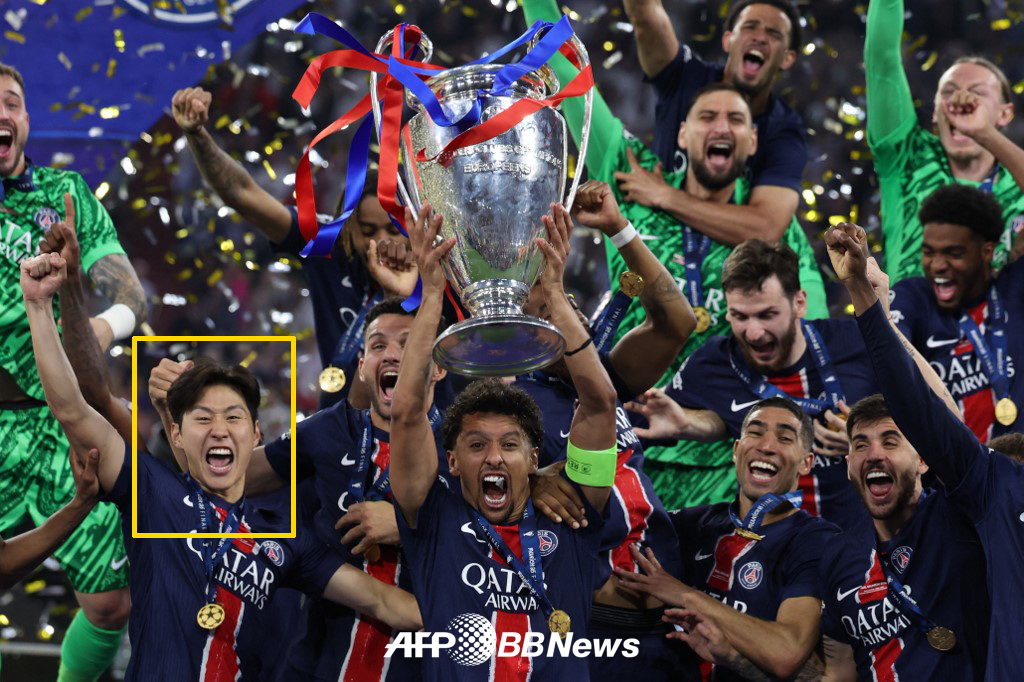 파리 생제르맹(PSG) 이강인(노란색 네모)이 1일(한국시간) 독일 뮌헨의 알리안츠 아레나에서 열린 2024~2025 유럽축구연맹(UEFA) 챔피언스리그(UCL) 우승 트로피 세리머니를 즐기고 있다. 이날 PSG는 인터밀란을 5-0으로 대파하고 창단 첫 UCL이자 트레블(3관왕)을 달성했다. /AFPBBNews=뉴스1