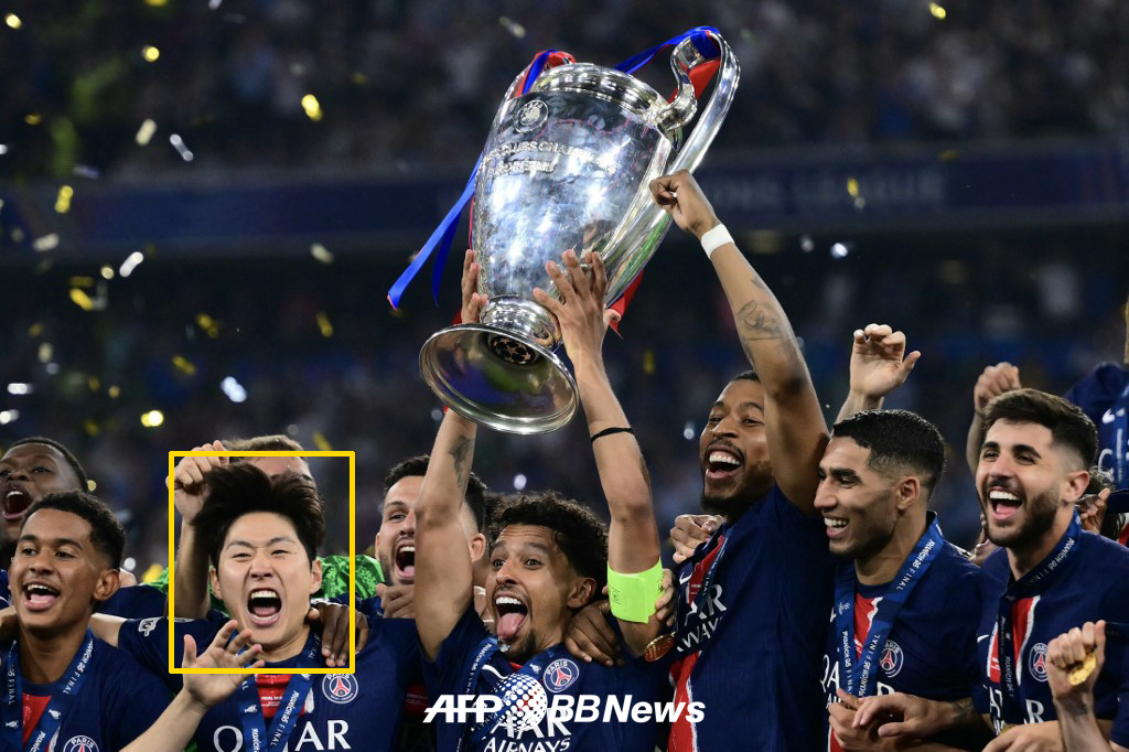 파리 생제르맹(PSG) 이강인(노란색 네모)이 1일(한국시간) 독일 뮌헨의 알리안츠 아레나에서 열린 2024~2025 유럽축구연맹(UEFA) 챔피언스리그(UCL) 우승 트로피 세리머니를 즐기고 있다. 이날 PSG는 인터밀란을 5-0으로 대파하고 창단 첫 UCL이자 트레블(3관왕)을 달성했다. /AFPBBNews=뉴스1