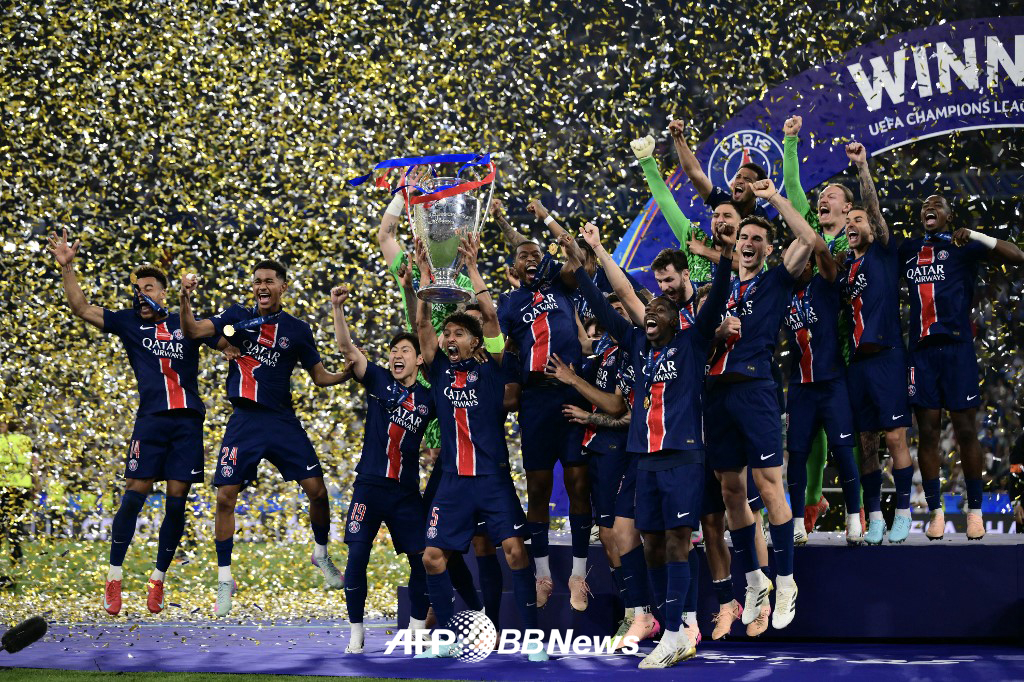 이강인(왼쪽 세 번째) 등 파리 생제르맹(PSG) 선수들이 1일(한국시간) 독일 뮌헨의 알리안츠 아레나에서 열린 2024~2025 유럽축구연맹(UEFA) 챔피언스리그(UCL) 우승 트로피 세리머니를 즐기고 있다. 이날 PSG는 인터밀란을 5-0으로 대파하고 창단 첫 UCL 우승이자 트레블(3관왕)을 달성했다. /AFPBBNews=뉴스1