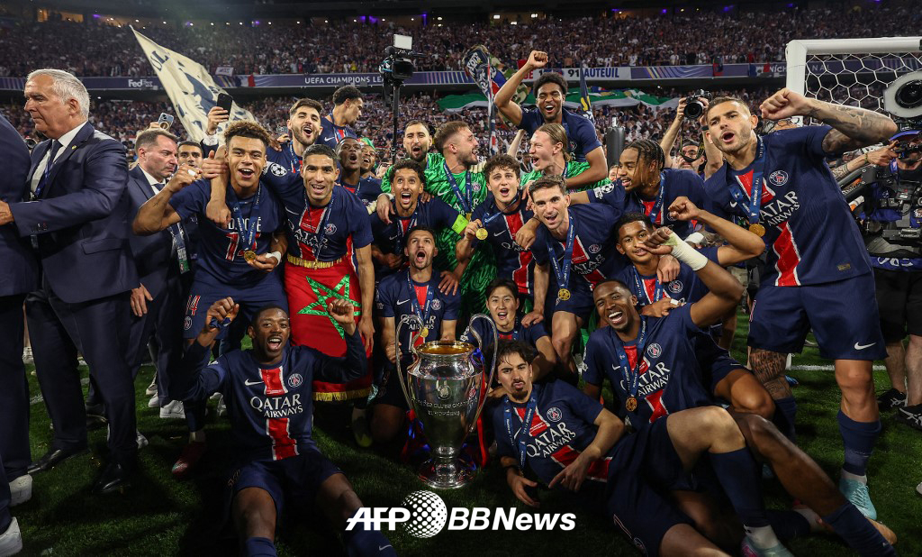 파리 생제르맹(PSG) 선수들이 1일(한국시간) 독일 뮌헨의 알리안츠 아레나에서 열린 2024~2025 유럽축구연맹(UEFA) 챔피언스리그(UCL) 우승 트로피 세리머니를 즐기고 있다. 이날 PSG는 인터밀란을 5-0으로 대파하고 창단 첫 UCL이자 트레블(3관왕)을 달성했다. /AFPBBNews=뉴스1