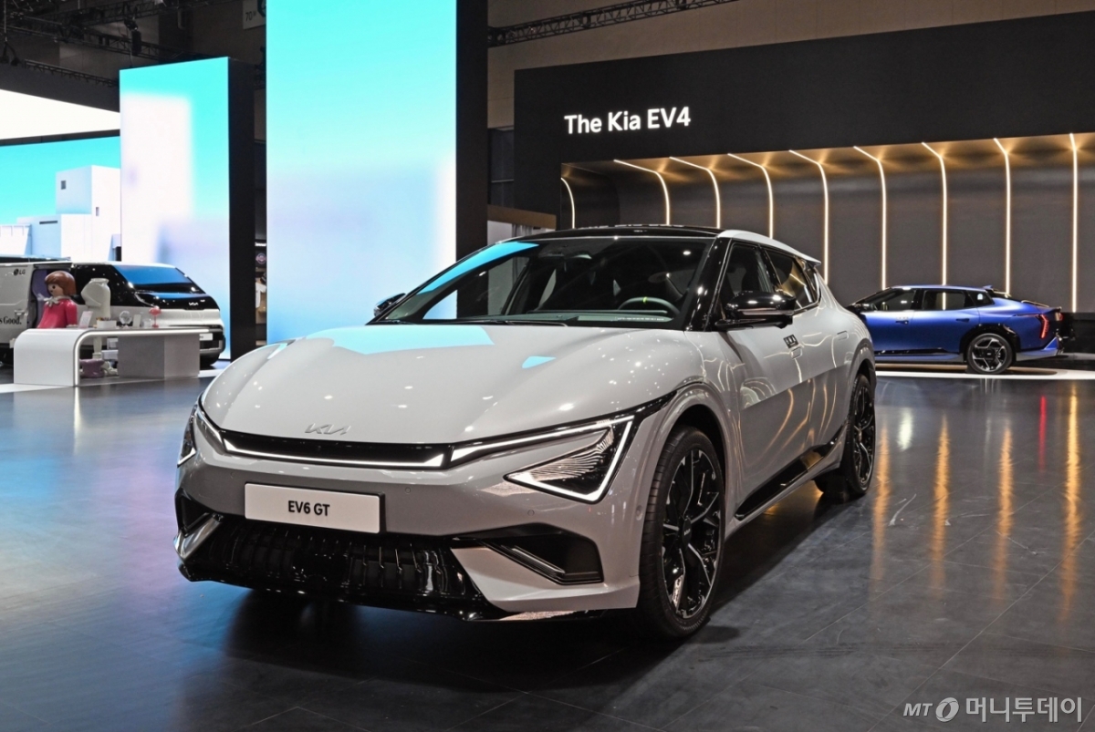 '2025 서울모빌리티쇼' 기아관 'EV 라인업 존'에 전시된 EV6 GT. (기아 제공) /사진=뉴스1 /사진=(서울=뉴스1)