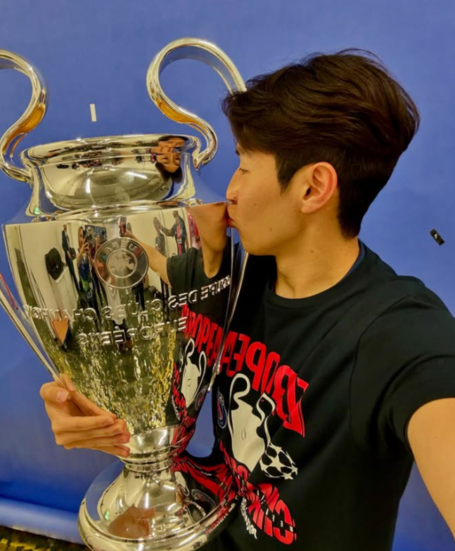 파리 생제르맹(PSG) 이강인이 1일(한국시간) 독일 뮌헨의 알리안츠 아레나에서 2024~2025 유럽축구연맹(UEFA) 챔피언스리그 우승 트로피를 들고 기념 사진을 촬영하고 있다. /사진=이강인 SNS 캡처