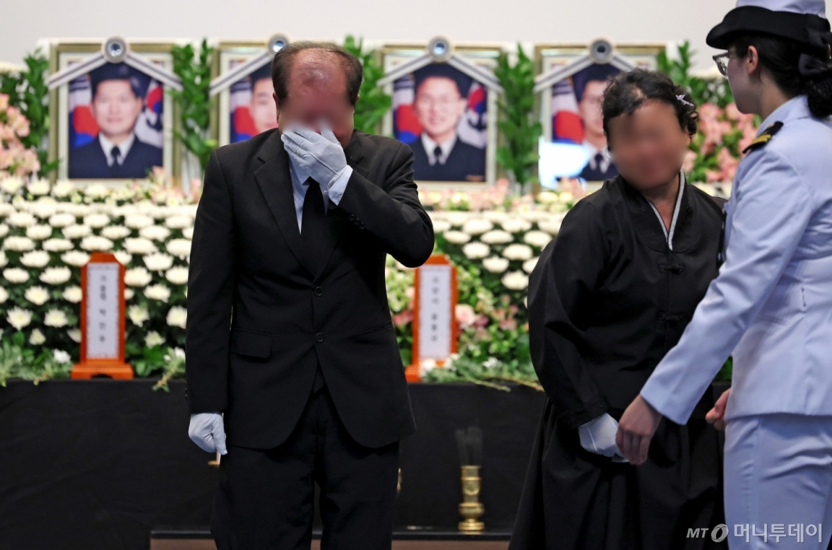 1일 경북 포항시 남구 해군 항공사령부 강당에서 엄수된 해군 P-3CK 917호기 순직자 영결식에서 유족들이 눈물을 흘리고 있다. / 사진=뉴시스