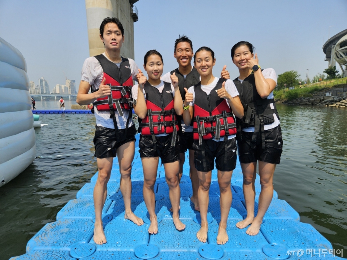 1일 오전 서울 광진구 뚝섬한강공원에서 열린 '쉬엄쉬엄 한강 3종 축제'를 찾아 '한강 풍덩 존'에 설치된 '미끄러운 기둥 건너기'를 체험한 서울시청 직장운동경기부 트라이애슬론(철인3종경기)팀 소속 선수들. 왼쪽부터 서광재(23), 김태향(18), 김완혁(29), 장윤서(19), 김민주(20) 선수. /사진=정세진 기자 