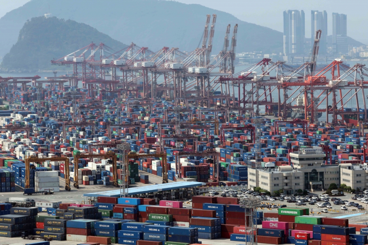 1일 부산 남구 신선대부두 야적장에 수출입 컨테이너가 가득 쌓여 있다. /사진=뉴시스