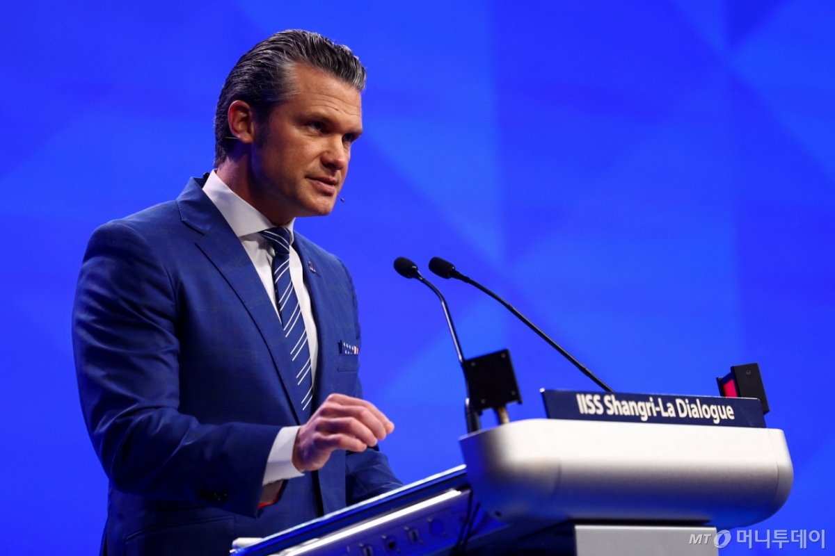 지난달 31일(현지시간) 피트 헤그세스 미국 국방부 장관이 싱가포르에서 열린 제22차 아시아안보회의(샹그릴라 대화)에 참석해 연설하고 있다. / 로이터=뉴스1