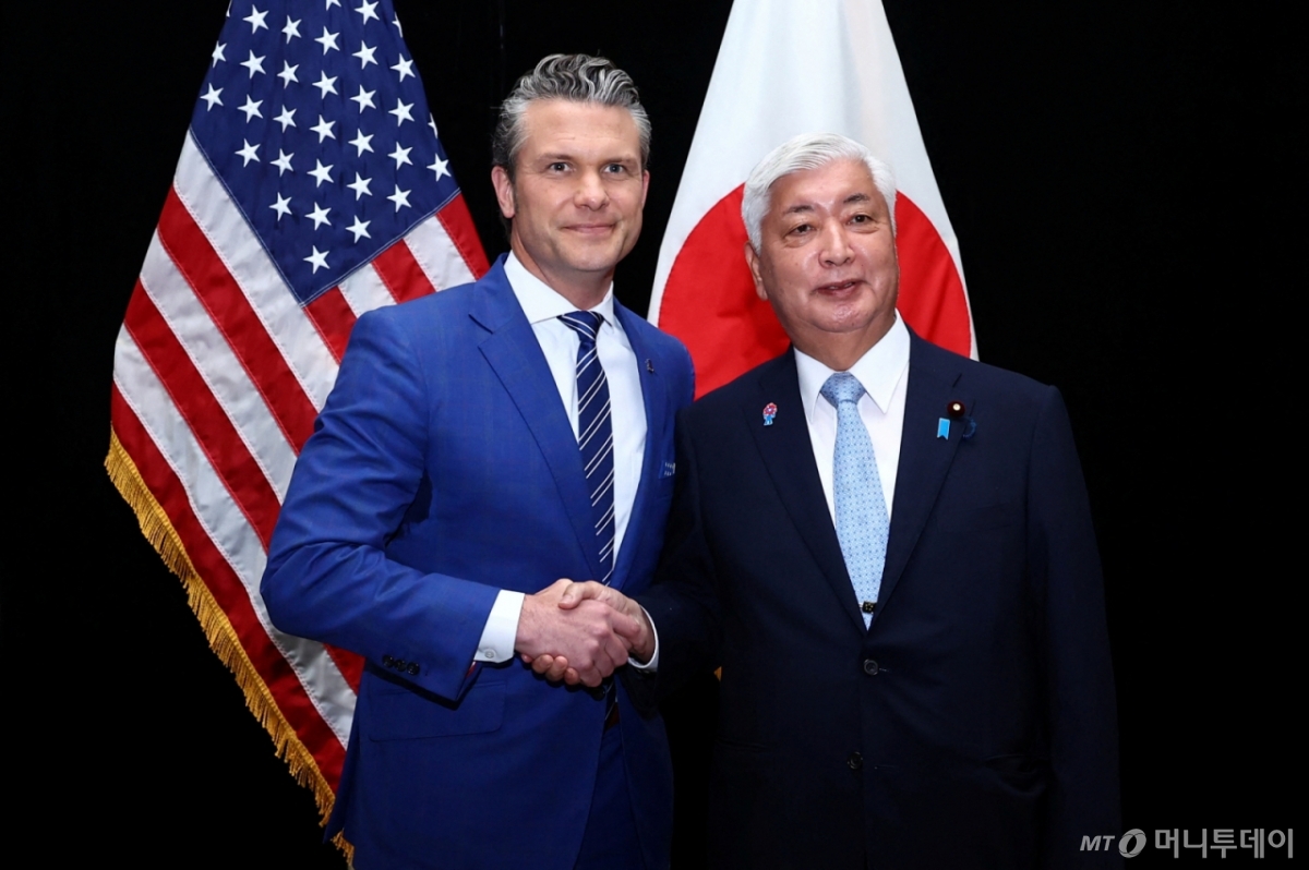 지난달 31일(현지시간) 피트 헤그세스 미국 국방장관과 나카타니 겐 일본 방위상이 싱가포르에서 열린 제22차 아시아안보회의(샹그릴라 대화)를 계기로 만나 악수하고 있다. / 로이터=뉴스1